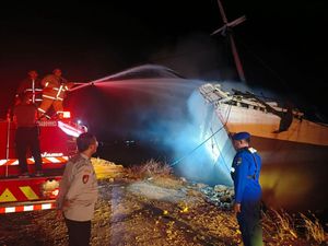 KLM Usaha Bersama Terbakar di Pelabuhan Gresik Putih, Kerugian Rp 350 Juta KLM Usaha Bersama Terbakar di Pelabuhan Gresik Putih, Kerugian Rp 350 Juta