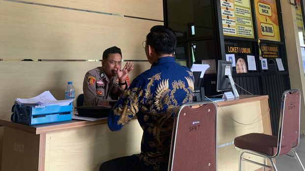 Kepala Kesbangpol Sulawesi Tenggara (Sultra) Harmin Ramba dipolisikan buntut siswa SMA Negeri 1 Unaaha Konawe, Doni Amansa mendadak diganti sebagai Pasukan Pengibar Bendera Pusaka (Paskibraka) Nasional.