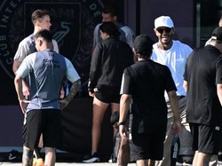 Pemilk Inter Miami, David Beckham, juga memantau langsung latihan perdana Messi. (Foto: EVA MARIE UZCATEGUI/AFP0)