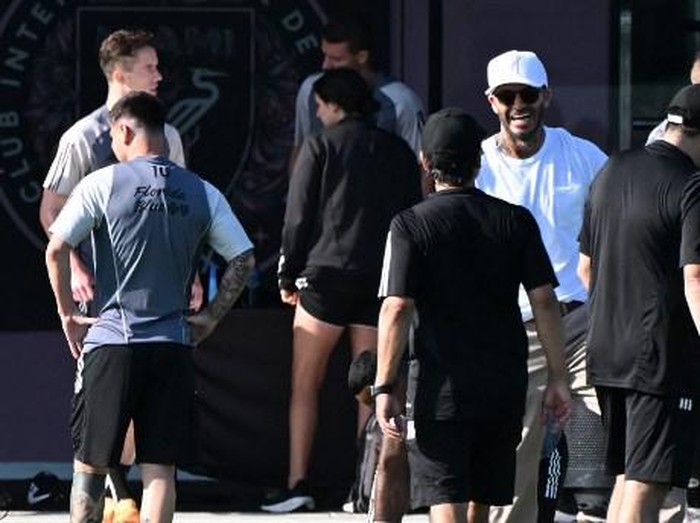 English former soccer star David Beckham (3rd R), co-owner of Miami Inter CF, attends a training session with Argentina's Lionel Messi  (L front) at the Florida Blue Training Center next to DRV PNK Stadium in Fort Lauderdale, Florida, on July 18, 2023. (Photo by Eva Marie UZCATEGUI / AFP)