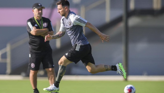 Jul 18, 2023; Fort Lauderdale, FL, USA; Inter Miami CF forward Lionel Messi (10) works out during team practice at Florida Blue Training Center. Mandatory Credit: Sam Navarro-USA TODAY Sports