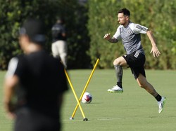 Messi berlatih banyak hal, dari latihan ringan, menggiring bpla, hingga menendang. (Foto: MARCO BELLO/REUTERS)