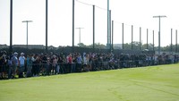 Aksi Messi berlatih di Inter Miami amat ditunggu, sampai ratusan wartawan meliputnya di pinggir lapangan. (Foto: HECTOR VIVAS/Getty Images via AFP)
