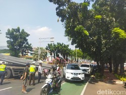 Truk Melintang di Kawasan Tebet, Lalin Macet Panjang hingga Pancoran
