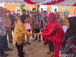 Mensos Serahkan 26 Rumah Layak Huni ke Pemulung Korban Kebakaran di Kendari