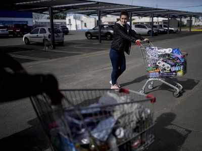 Nilai Peso Merosot, Warga Uruguay Serbu Barang Murah ke Argentina