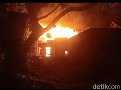Kobaran Api Lalap Pabrik Tahu di Subang