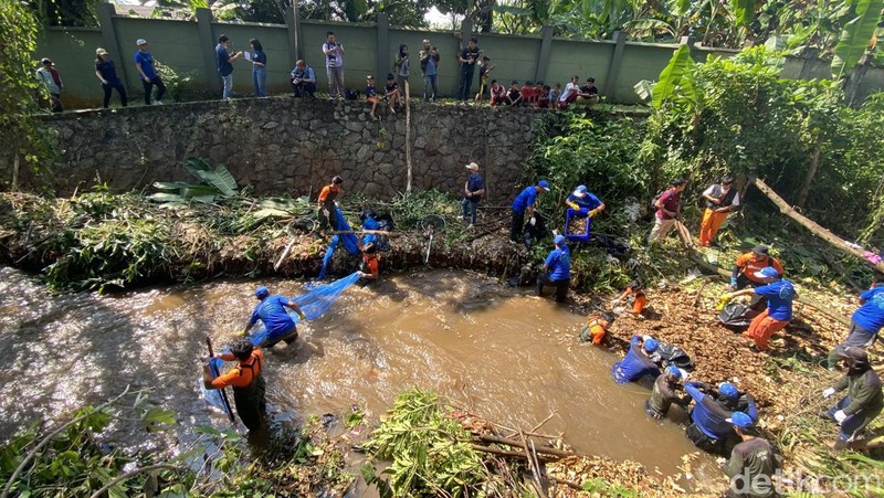 Pandawara Group Bersihkan Kali Krukut Depok Bareng Karyawan Pupuk Kaltim