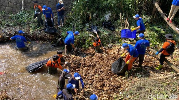 Pandawara Group bersama karyawan Pupuk Kaltim membersihkan sampah di Kali Krukut, Limo, Depok. (Devi P/detikcom)