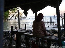 Tidur Berdiri di Tengah Banjir Rob Bekasi