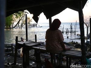 Tidur Berdiri di Tengah Banjir Rob Bekasi Tidur Berdiri di Tengah Banjir Rob Bekasi
