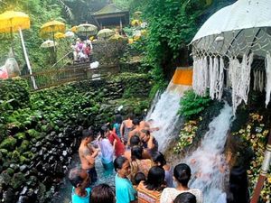 Melukat di Pesiraman Dalem Pingit Sebatu: Lokasi, Sarana, Tata Cara Melukat Melukat di Pesiraman Dalem Pingit Sebatu: Lokasi, Sarana, Tata Cara Melukat