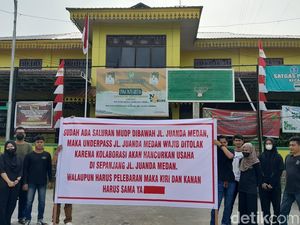 Pekerja Kafe di Medan Demo Tolak Pembangunan Underpass Jalan Juanda Pekerja Kafe di Medan Demo Tolak Pembangunan Underpass Jalan Juanda
