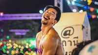 10 Aksi Pelayan Kekar Berpakaian Seksi di Thailand yang Bikin Salfok
