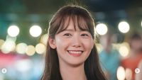 7 Gaya Street Style Yoona SNSD yang Curi Atensi di Drakor King the Land