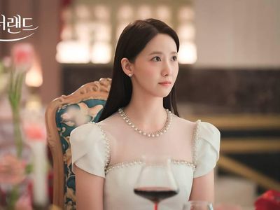 8 Gaya Mewah Yoona di Drakor King the Land, Harga Baju Tidurnya Rp 4 Juta