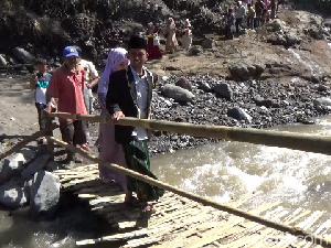 Jembatan Putus Tak Halangi Cinta Pengantin Ini Seberangi Aliran Lahar Semeru