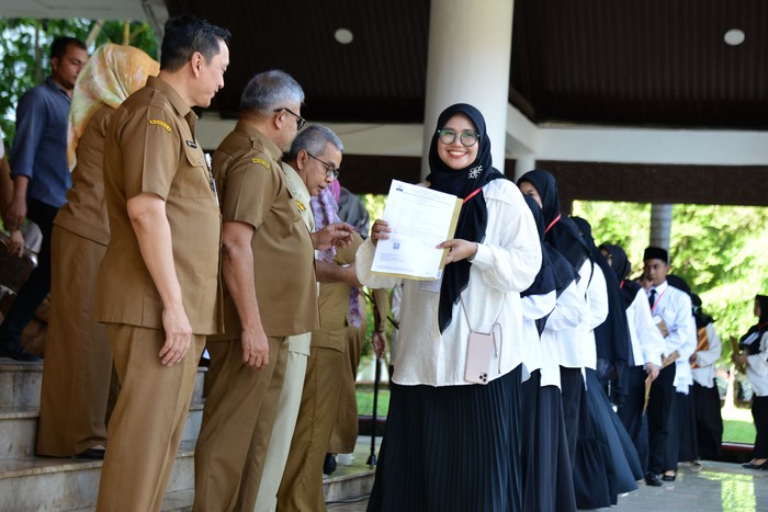 Penyerahan SK PPPK Tenaga Kesehatan Aceh Tiga Pegawai Pemerintahan dengan Perjanjian Kerja (PPPK) menggunakan kursi roda saat menerima Surat Keputusan (SK) pengangkatan perjanjian kerja di kantor Pemerintahan provinsi Aceh, Banda Acegh, Selasa (18/7/2023). Pemerintah provinsi Aceh menyerahkan Surat Keputusan (SK) Pengangkatan kepada sebanyak 1.717 tenaga kesehatan yang dinyatakan lulus sebagai Aparatur Sipil Negara (ASN) Pegawai Pemerintahan dengan Perjanjian Kerja (PPPK) . ANTARA FOTO/Ampelsa/aww.
