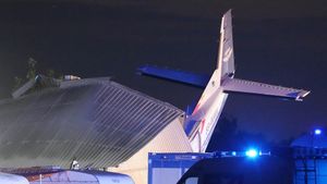 Penampakan Pesawat Cessna yang Tabrak Hanggar di Polandia