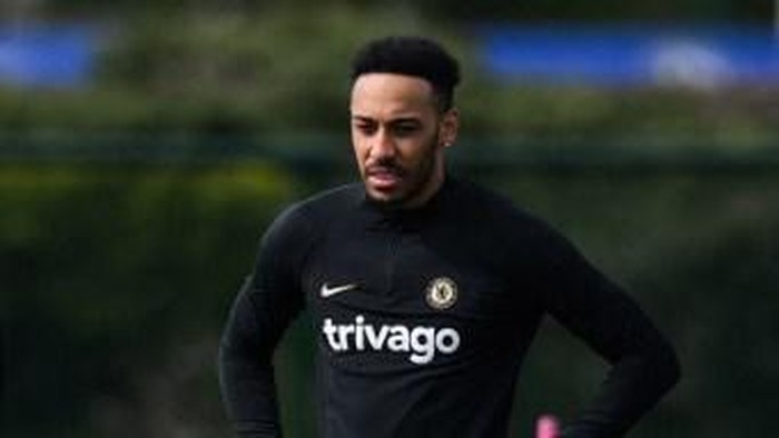 Chelseas Gabonese striker Pierre-Emerick Aubameyang reacts during a team training session at Chelseas Cobham training facility in Stoke DAbernon, southwest of London on April 11, 2023 on the eve of their UEFA Champions League quarter final first-leg football match against Real Madrid. (Photo by Daniel LEAL / AFP)