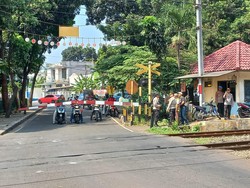 Polisi Bantu Mediasi Warga-KAI soal Honor Penjaga Rel di Kebayoran Lama