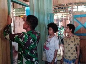 Prajurit TNI Bantu Terangi Rumah Warga di Papua Prajurit TNI Bantu Terangi Rumah Warga di Papua