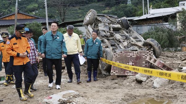 Presiden Korsel Tinjau Lokasi Terdampak Banjir yang Tewaskan Puluhan Jiwa
