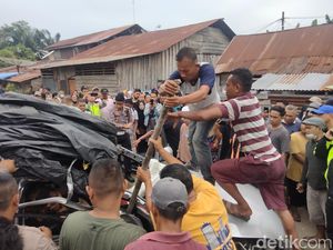 Evakuasi Korban Tewas Tabrakan KA di Asahan Dramatis