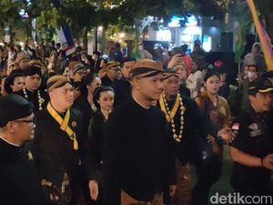 Gibran Temani Ganjar Ikut Kirab Malam 1 Suro di Puro Mangkunegaran