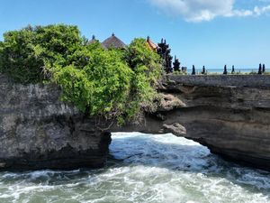 10 Titik Keretakan di Tebing Pura Batu Bolong Tanah Lot, Turis Dibatasi 10 Titik Keretakan di Tebing Pura Batu Bolong Tanah Lot, Turis Dibatasi