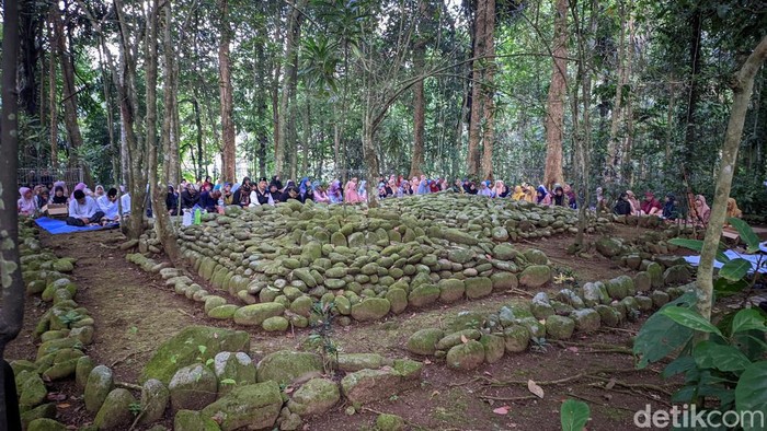 Ratusan warga Linggasari Ciamis mengikuti Tradisi Tawasul dalam rangka menyambut tahun gres hijriah.
