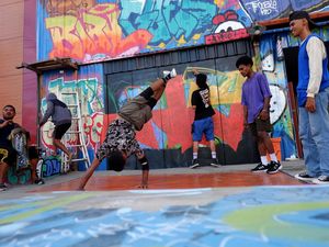 Remaja Papua Adu Kreatif di Kelas Edukasi Belajar Terbuka