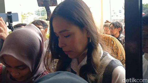 Lady Nayoan dan Rendy Kjaernett hadiri sidang perdana cerai di Pengadilan Negeri Bekasi.