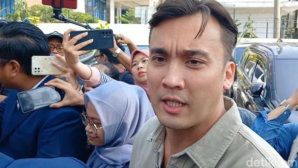 Momen Lady Nayoan dan Rendy Kjaernett Hadiri Sidang Perdana Cerai