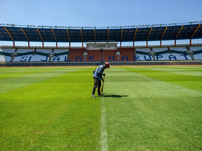 Foto udara Stadion Si Jalak Harupat di Kutawaringin, Kabupaten Bandung, Jawa Barat, Selasa (18/7/2023). Kemeterian PUPR mencatat, hingga Juli 2023 progres renovasi Stadion Si Jalak Harupat yang direncakanan menjadi sarana pendukung penyelenggaraan Piala Dunia FIFA U-17 telah mencapai 100 persen dengan total anggaran Rp155,17 miliar. ANTARA FOTO/Raisan Al Farisi/aww.