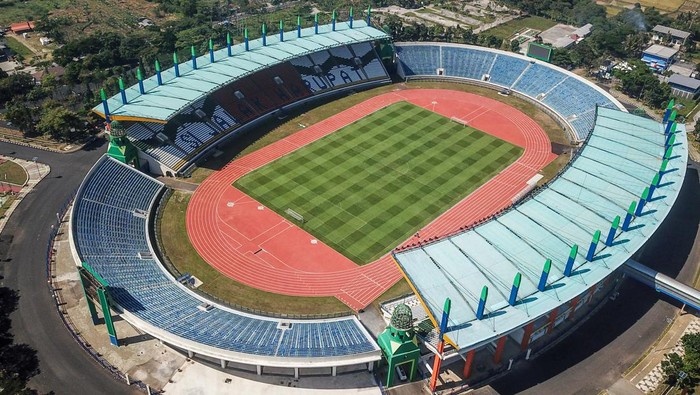 Foto udara Stadion Si Jalak Harupat di Kutawaringin, Kabupaten Bandung, Jawa Barat, Selasa (18/7/2023). Kemeterian PUPR mencatat, hingga Juli 2023 progres renovasi Stadion Si Jalak Harupat yang direncakanan menjadi sarana pendukung penyelenggaraan Piala Dunia FIFA U-17 telah mencapai 100 persen dengan total anggaran Rp155,17 miliar. ANTARA FOTO/Raisan Al Farisi/aww.