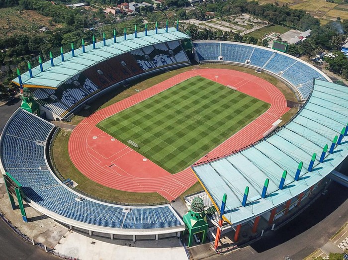 Foto udara Stadion Si Jalak Harupat di Kutawaringin, Kabupaten Bandung, Jawa Barat, Selasa (18/7/2023). Kemeterian PUPR mencatat, hingga Juli 2023 progres renovasi Stadion Si Jalak Harupat yang direncakanan menjadi sarana pendukung penyelenggaraan Piala Dunia FIFA U-17 telah mencapai 100 persen dengan total anggaran Rp155,17 miliar. ANTARA FOTO/Raisan Al Farisi/aww.