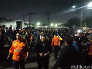 Ribuan Warga Padati Lokasi Kecelakaan KA Vs Truk di Madukoro Semarang Ribuan Warga Padati Lokasi Kecelakaan KA Vs Truk di Madukoro Semarang