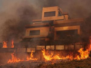 Rumah-rumah Mewah di Yunani Dilalap Kobaran Api Kebakaran Hutan