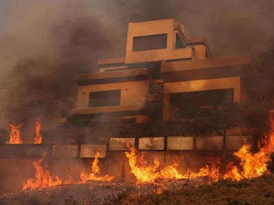Rumah-rumah Mewah di Yunani Dilalap Kobaran Api Kebakaran Hutan