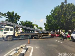 Warga Harap Sabar, Begini Kondisi Truk Melintang yang Bikin Macet di Tebet Warga Harap Sabar, Begini Kondisi Truk Melintang yang Bikin Macet di Tebet