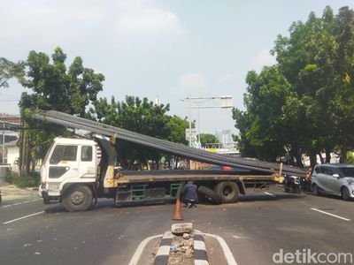 Penampakan Truk Melintang di Tebet Pemicu Kemacetan Pagi Ini