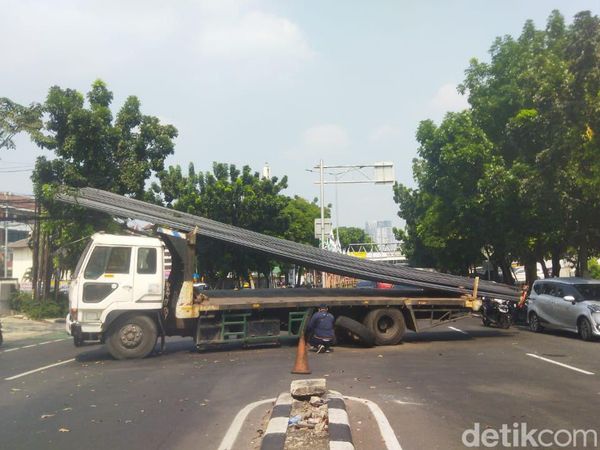 Penampakan Truk Melintang di Tebet Pemicu Kemacetan Pagi Ini