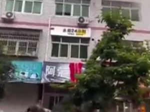 Momen Dramatis Ibu Lempar Bayi dari Lantai 4 Apartemen yang Kebakaran