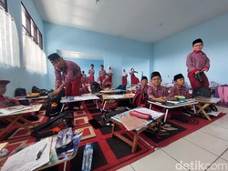 Kekurangan Meja-Kursi, Siswa SD di KBB Belajar Lesehan