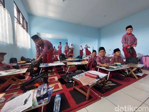 Kekurangan Meja-Kursi, Siswa SD di KBB Belajar Lesehan Kekurangan Meja-Kursi, Siswa SD di KBB Belajar Lesehan