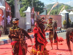 Tari Kolosal Kethek Ogleng Sambut Panji Pemilu 2024 di Pacitan