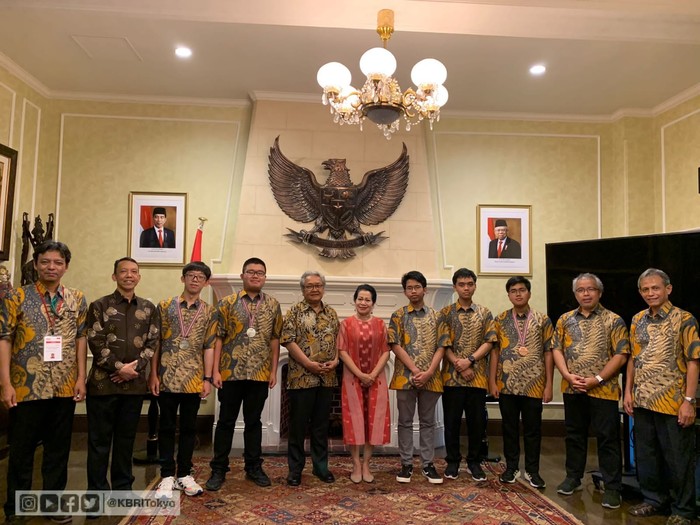 Tim IPhO Indonesia di KBRI Tokyo Tim IPhO Indonesia di KBRI Tokyo.