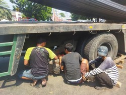 Truk Patah As Roda di Kawasan Tebet Diperbaiki Pakai Dongkrak