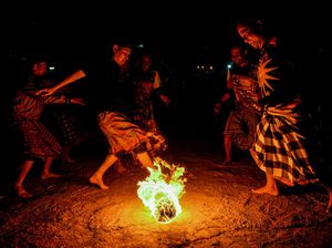 Warga Bandung Sambut Tahun Baru Islam dengan Bola Api